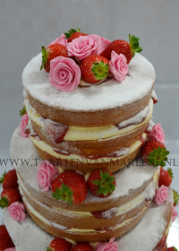 Naked cake met vers fruit en fondant rozen