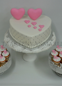 Bruidstaart hartvorm met cupcakes