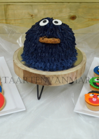 Cookie monster met cupcakes en koekjes