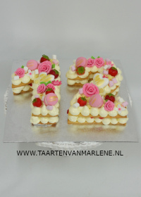 Cijfertaart met fruit en fondant roosjes