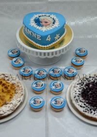 taart met cupcakes en vlaai