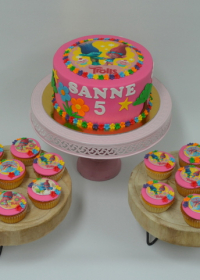 Taart met passende cupcakes