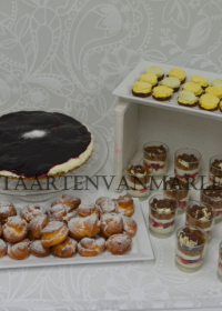 Sweet-table met soesjes, taart. lepelgebakjes, petit fours en gevuld met Mon chou, mascarpone, fruit en veel meer.