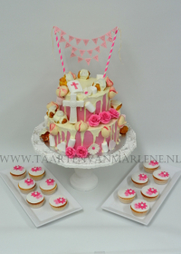 Dripped cake met bijpassende cupcakes
