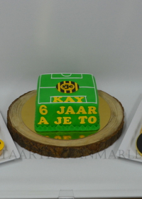 Voetbaltaart met cupcakes en koekjes