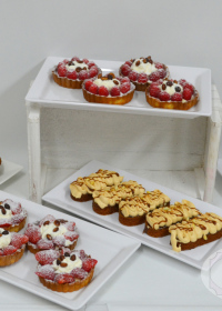 Sweet-table met fruit en caramel gebak
